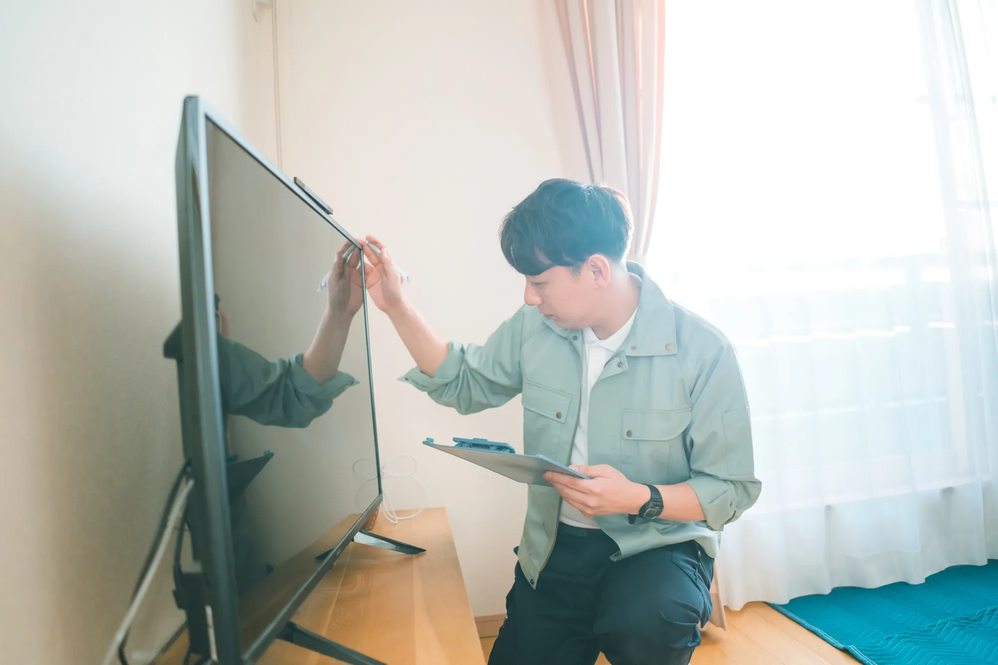 遺品整理で買取査定を行う様子