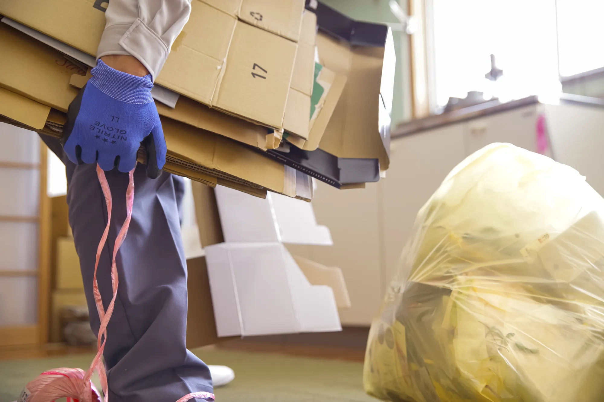 遺品整理で適切に仕分けを行うスタッフ